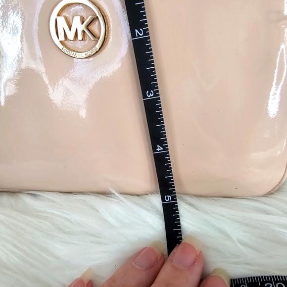 🆑️ MICHAEL Michael Kors Pale Pink Wristlet Golden Metal Hardware Patent Leather - Picture 16 of 17